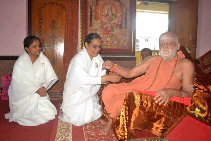 Jagadguru Shankaracharya Maharaja Of Jagannath Puri Being Tied Rakhi Brahma Kumaris News And Events